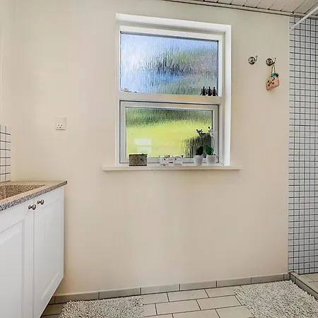 Beautiful And Spacious With A Sea View Near Lyngsbaek Beach, 펜션 *