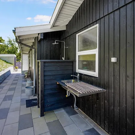 Spacious With Sea Glimpse Walking Distance To Lyngsbaek *