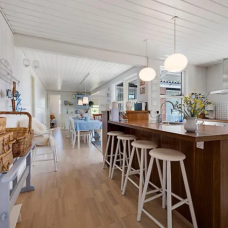 펜션 Beautiful And Spacious With A Sea View Near Lyngsbaek Beach,