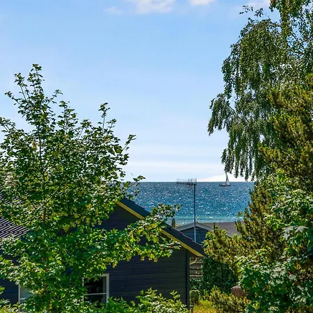 Feriehus Spacious With Sea Glimpse Walking Distance To Lyngsbaek