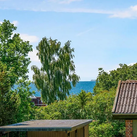 Feriehus Spacious With Sea Glimpse Walking Distance To Lyngsbaek *