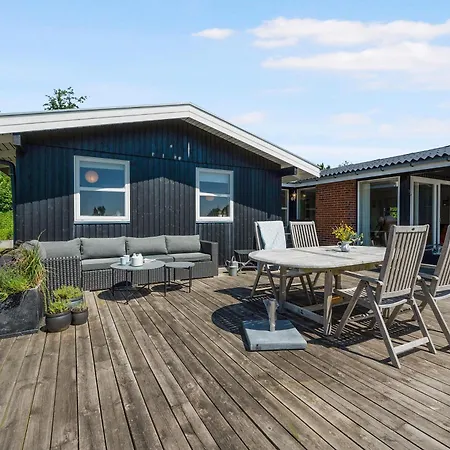 Spacious With Sea Glimpse Walking Distance To Lyngsbaek Ebeltoft