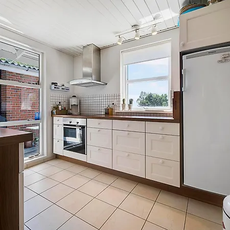 Beautiful And Spacious With A Sea View Near Lyngsbaek Beach, 펜션