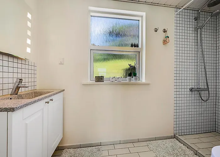 Spacious With Sea Glimpse Walking Distance To Lyngsbaek Feriehus *