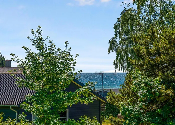Feriehus Spacious With Sea Glimpse Walking Distance To Lyngsbaek