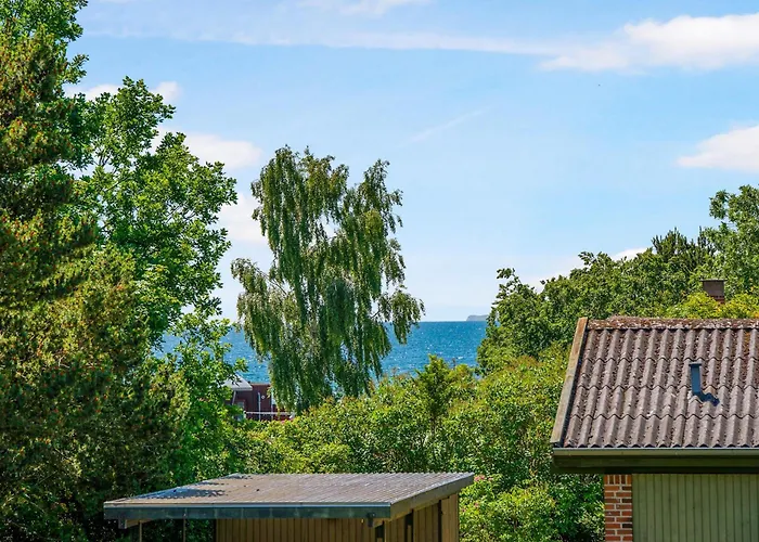 Feriehus Spacious With Sea Glimpse Walking Distance To Lyngsbaek *