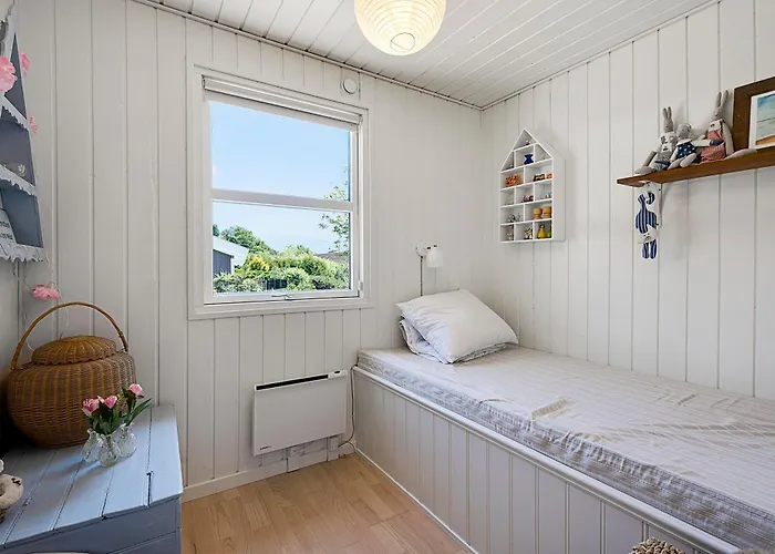 Feriehus Spacious With Sea Glimpse Walking Distance To Lyngsbaek *