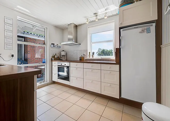 Spacious With Sea Glimpse Walking Distance To Lyngsbaek Feriehus