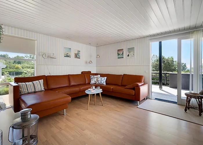 Spacious With Sea Glimpse Walking Distance To Lyngsbaek *